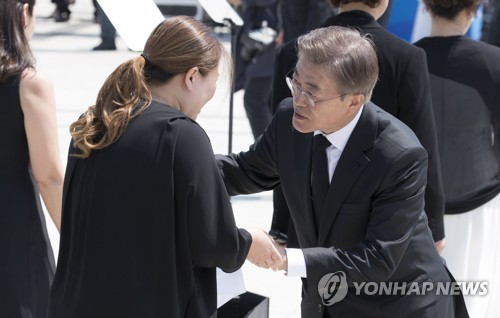 5·18유가족 김소형씨를 격려하는 문재인 대통령.