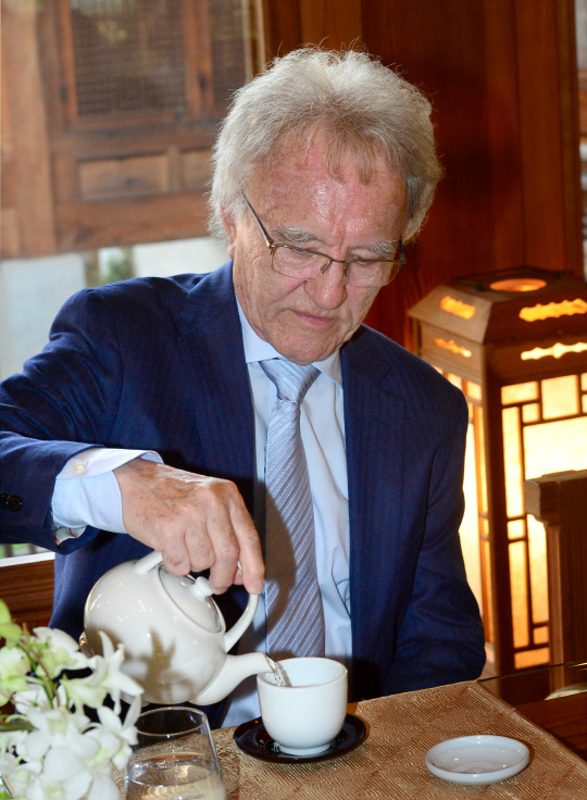 호르스트 텔치크 박사가 인터뷰 중 차를 직접 따르고 있다.