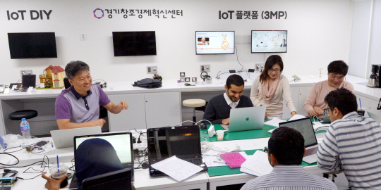 18일 경기 성남시 분당구 경기창조경제혁신센터 내 사물인터넷(IoT) 테스트 장비가 갖춰진 ‘IoT랩’에서 스타트업 관계자들이 개발 중인 제품을 테스트하고 있다.