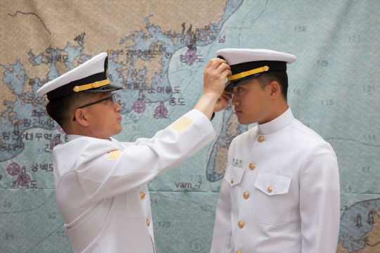 잠수함 승조원 부자, 민경화(왼쪽) 원사와 민주원 하사.