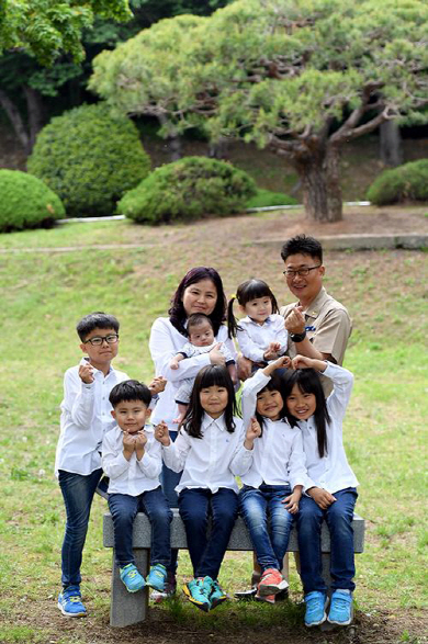 7남매를 둔 해군기지사령부 소속 30대 진석용 중사 가족.