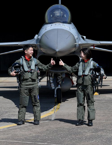 공군 KF-16 조종사 정윤석-박은지 부부.