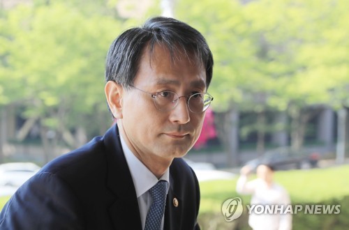 (과천=연합뉴스) 이창재 법무부 장관 대행이 19일 오전 경기도 과천시 법무부 청사로 출근하고 있다.