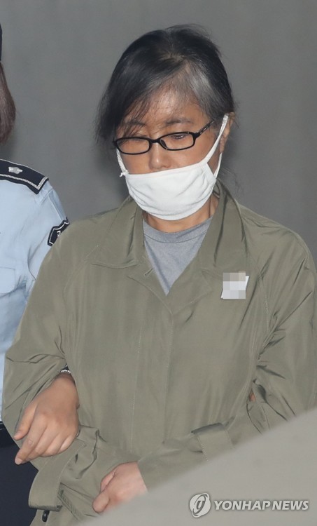 (서울=연합뉴스)  ‘국정농단’의 주범 최순실 씨가 19일 오전 서초구 서울중앙지법에서 열린 공판에 출석하기 위해 호송차에서 내려 법정으로 향하고 있다.