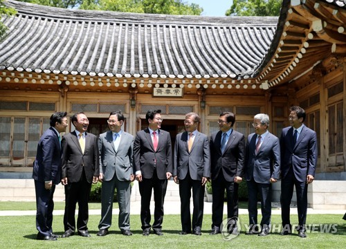 (서울=연합뉴스) 문재인 대통령이 19일 낮 청와대 상춘재에서 열린 여야 5당 원내대표와 첫 오찬 회동에 앞서 대화하고 있다. 왼쪽부터 전병헌 정무수석, 정의당 노회찬·바른정당 주호영·자유한국당 정우택 원내대표, 문재인 대통령, 더불어민주당 우원식·국민의당 김동철 원내대표, 임종석 비서실장.