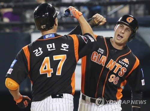 (서울=연합뉴스) 19일 오후 서울 잠실야구장에서 열린 2017 프로야구 롯데 자이언츠와 LG 트윈스의 경기. 8회초 1사 1, 2루 롯데 강민호가 LG 투수 정찬헌을 상대로 3점 홈런을 터뜨린 뒤 홈에서 번즈와 하이파이브를 하고 있다. 번즈는 이날 4회초 1사 1,2루 상황에서 3점 홈런을 쳐냈다.