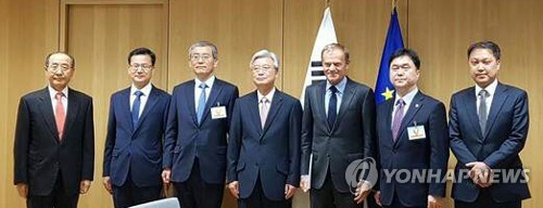 (브뤼셀=연합뉴스) 김병수 특파원 박미경 통신원= 조윤제 유럽연합(EU)·독일 특사가 19일 도날트 투스크 EU 정상회의 상임의장을 만나 문재인 대통령의 친서를 전달한 뒤 기념촬영을 하고 있다. 이날 조 특사는 투스크 상임의장과 북한 핵문제 해결 방안과 양 측간 협력 강화 방안에 대해 의견을 교환했다.