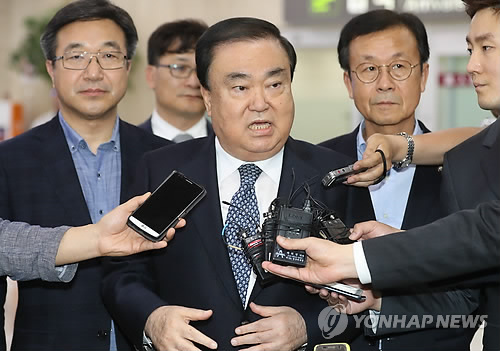 (서울=연합뉴스) 문재인 대통령의 특사로 일본을 방문했던 더불어민주당 문희상 의원(가운데)이 20일 오후 김포공항을 통해 귀국, 기자들의 질문에 답하고 있다. 왼쪽은 더불어민주당 윤호중 의원, 오른쪽은 더불어민주당 원혜영 의원.