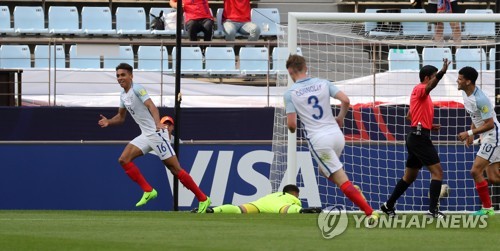 (전주=연합뉴스) 20일 전주 월드컵 경기장에서 열린 2017 U-20 월드컵 아르헨티나와 잉글랜드의 경기에서 잉글랜드 도미니크 칼버트 르윈이 골을 넣고 환호하고 있다.