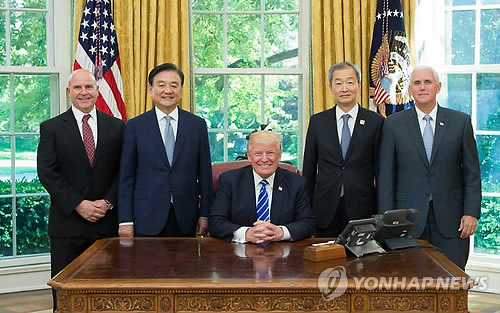 홍석현 대미 특사(좌측서 두번째)와 도널드 트럼프 대통령