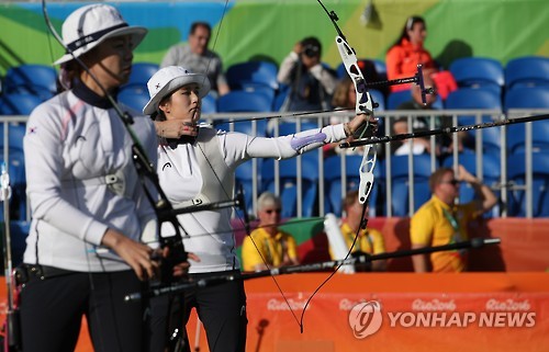 (리우데자네이루=연합뉴스) 한국 여자양궁 대표팀의 장혜진과 기보배가 지난해 8월 브라질 리우데자네이루 삼보드로무 경기장에서 열린 리우올림픽 양궁 여자 개인전 4강에서 대결하고 있다.