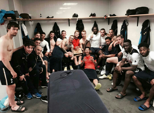 손흥민(오른쪽 여덟 번째)을 포함한 토트넘 홋스퍼 선수단이 22일 오전(한국시간) 영국 요크셔주 킹스턴 커뮤니케이션 스타디움에서 열린 헐시티와의 시즌 마지막 경기를 마친 후 라커룸에서 기념촬영을 하고 있다.  손흥민 인스타그램 캡처