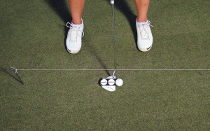 묶인 실 사이에 볼을 놓고 퍼터로 스트로크하면 한눈에 방향을 체크할 수 있다.