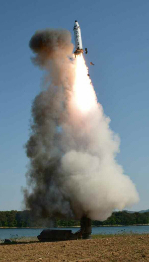 시험 발사에 성공해 김정은 북한 노동당 위원장이 실전 배치를 승인했다고 노동신문 등 북한 언론이 22일 보도한 지대지 중장거리전략탄도탄 ‘북극성-2형’이 상공으로 치솟고 있다.  연합뉴스