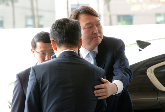 지난 19일 임명된 윤석열 서울중앙지검장이 22일 오전 서울 서초동 청사에 출근하며 검사들과 인사하고 있다.