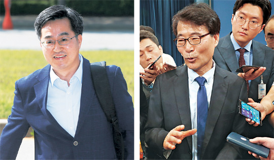 김동연(아주대 총장) 경제부총리 겸 기획재정부 장관 내정자가 22일 오전 경기 수원시 영통구 아주대로 출근하고 있다. 오른쪽은 장하성 청와대 정책실장이 21일 청와대 춘추관에서 취재진의 질문에 답변하는 모습. 두 사람은 문재인 정부 경제 정책을 이끌 쌍두마차로 한국경제 재도약의 중책을 맡게 됐다.