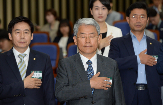 23일 오전 국회에서 열린 국민의당 당무위원회의에서 김동철(가운데) 원내대표 겸 대표 권한대행이 눈을 감은 채 국민의례를 하고 있다.
