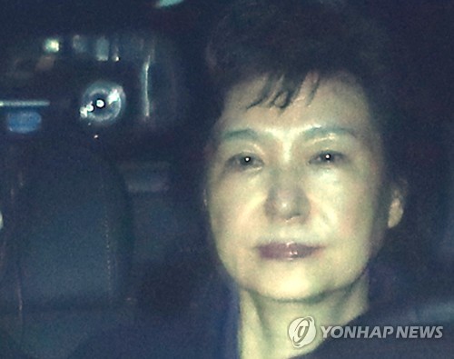 (의왕=연합뉴스) 뇌물수수 등 혐의로 구속영장이 발부된 박근혜 전 대통령이 31일 오전 검찰 차량에 타고 서울구치소로 들어가고 있다.