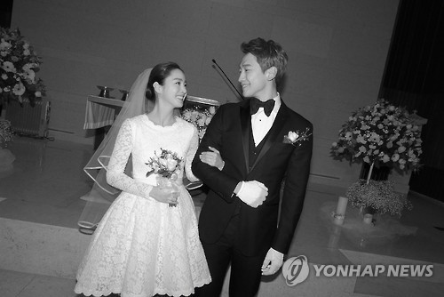 (서울=연합뉴스) 배우 겸 가수 비(본명 정지훈·35)와 배우 김태희(37)가 19일 오후 2시 서울 종로구 가회동 성당에서 부부의 연을 맺었다. 2017.1.19 [레인컴퍼니 제공=연합뉴스]