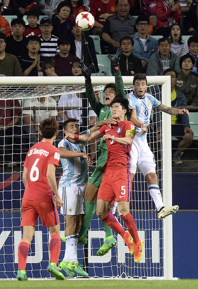 골키퍼 송범근이 23일 전주월드컵경기장에서 열린 아르헨티나와의 2017 FIFA U-20 월드컵 조별리그 A조 2차전에서 팔을 뻗어 공중볼을 처리하고 있다.