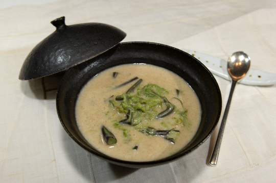 걸쭉한 된장국을 연상시키는 고사리 들깨탕. 들깨 국물이 흠뻑 묻은 햇고사리를 한 젓가락 입에 넣으면 담백하면서도 고소한 들깨 향이 고사리 특유의 부드러운 식감과 함께 입안을 가득 채운다.  김호웅 기자 diverkim@