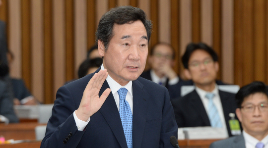 이낙연 국무총리 후보자가 24일 오전 국회 인사청문회에서 선서하고 있다.  김선규 기자