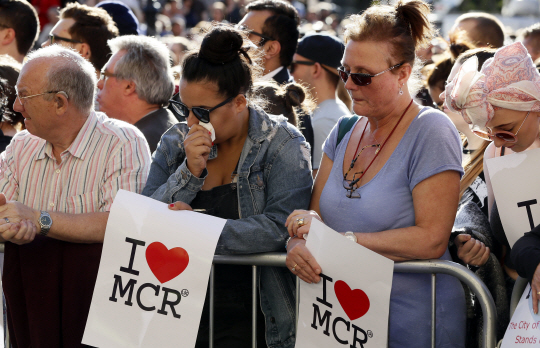 23일 영국 맨체스터 앨버트 광장에서 시민들이 ‘아이 러브 맨체스터’라고 적힌 종이를 들고 테러 희생자들을 추모하고 있다. AP연합뉴스