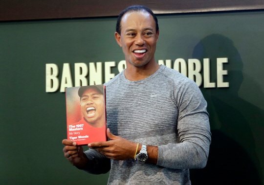 타이거 우즈가 지난 3월 미국 뉴욕에서 열린 자신의 책 발표회에서 포즈를 취하고 있다.  AP뉴시스
