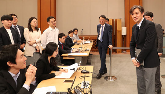 조국(오른쪽) 청와대 민정수석이 25일 오전 청와대 춘추관에서 국가인권위원회의 위상 강화를 위한 문재인 대통령의 지시사항을 브리핑한 후 연단에서 내려와 “제가 소통수석이 아니라 민정수석으로 왔다는 점을 양해해주시고 (평소에 취재를 위한)전화를 좀 안 해주셨으면 합니다, 잘 부탁드립니다”라고 말하며 여러 차례 목례하고 있다.  연합뉴스