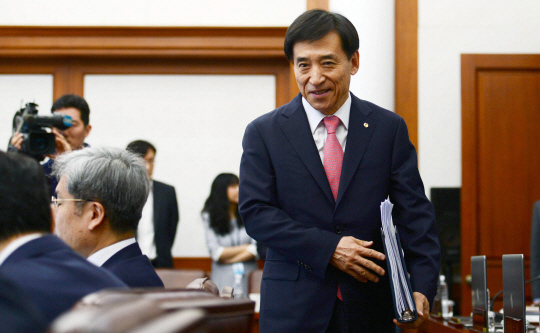 이주열 한국은행 총재가 25일 서울 중구 한국은행 본점에서 문재인 정부 출범 이후 처음 열린 금융통화위원회에 참석하고 있다.