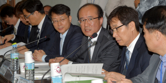 이기봉(오른쪽 세 번째) 교육부 기획조정실장 등 실·국장들이 25일 서울 종로구 통의동 국정기획자문위원회에서 열린 사회분과위 회의에서 교육부 현안을 보고하고 있다.