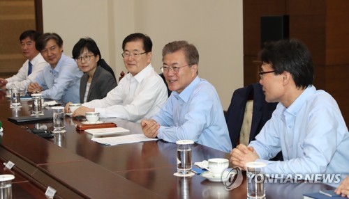 (서울=연합뉴스) 문재인 대통령이 25일 청와대 여민관 소회의실에서 열린 수석보좌관회의에서 발언하고 있다.