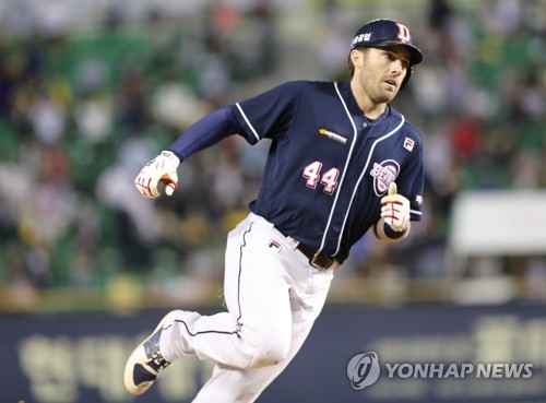 25일 오후 서울 잠실야구장에서 열린 2017 타이어뱅크 KBO리그 두산 베어스와 LG 트윈스의 경기. 7회초 1사 1,2루 두산 에반스가 동점 3점 홈런을 친 뒤 베이스를 돌고 있다.