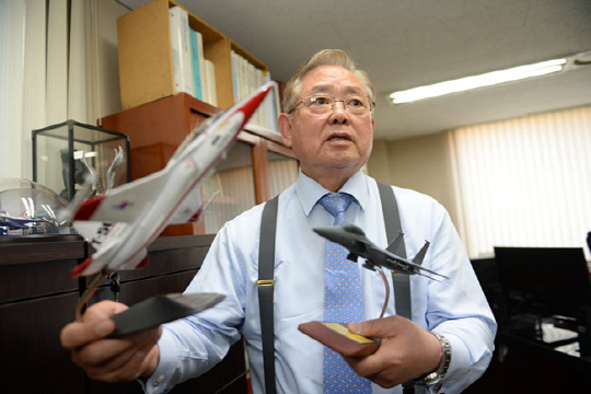 이상우 서강대 명예교수는 박정희·노태우·김대중·이명박 정부에서 국방개혁을 주도해온 국제정치·평화 전문가다. 이 교수가 우리 공군 전투기와 훈련기 모형을 손에 들고 대한민국의 안보 상황과 한반도 정세에 대해 설명하고 있다.   김선규 기자 ufokim@