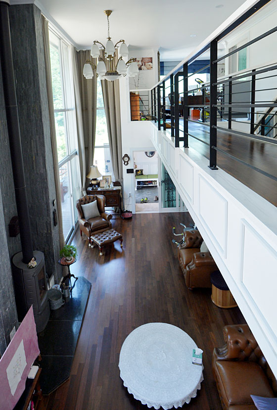 주택 한쪽의 1, 2층을 터서 개방감이 느껴지도록 연출한 거실. 이재성 씨 부부와 설계사가 유일하게 의기투합해서 만들어낸 공간이다. 김낙중 기자