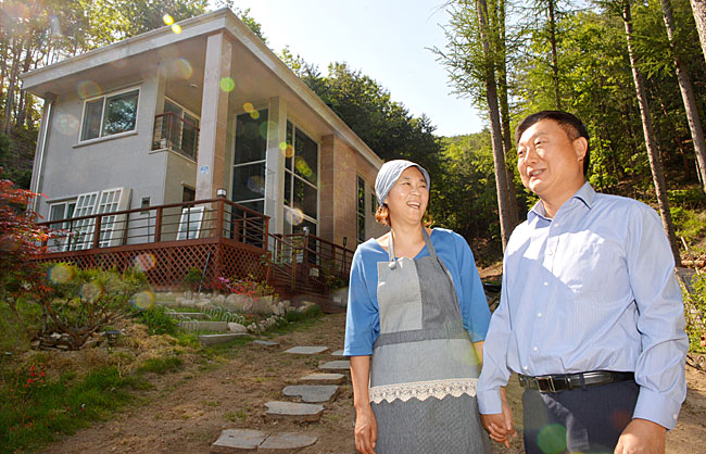 은퇴를 앞두고 집 짓기를 계획한 지 4년여 만에 지은 집 앞에서 이재성(오른쪽) 한국관광공사 상임이사와 아내 황영애 씨가 포즈를 취했다. 멋 부리지 않고 단정하게 지은 집이 주인 내외의 품성을 닮았다.   김낙중 기자 sanjoong@