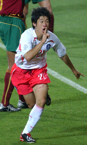 2002 한일월드컵 포르투갈과의 조별리그 3차전에서 박지성이 결승 골을 넣은 뒤 세리머니를 펼치고 있다.