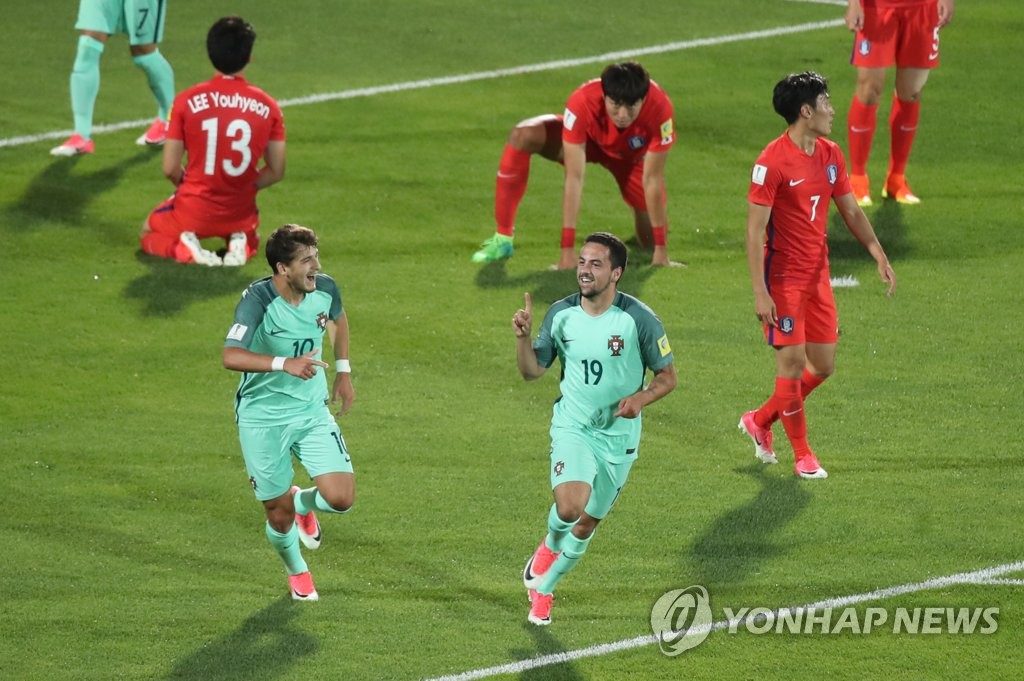 (천안=연합뉴스) 30일 충남 천안종합운동장에서 열린 2017 국제축구연맹(FIFA) 20세 이하(U-20) 월드컵 16강전 한국 대 포르투갈 경기. 한국 대표팀이 포르투갈 19번 코스타에게 두번째 골을 허용한 뒤 아쉬워하고 있다.