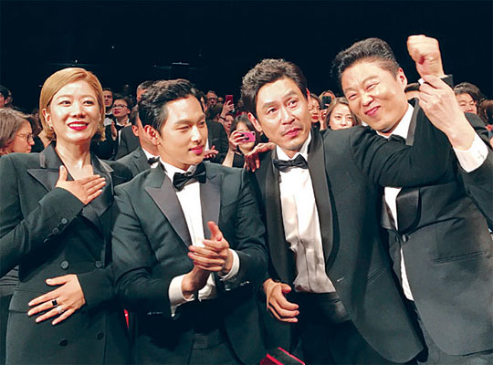 24일 칸 뤼미에르극장에서 열린 ‘불한당:나쁜 놈들의 세상’ 공식 상영회 후 관객의 기립 박수가 이어지자 배우들이 감격스러운 표정을 짓고 있다. 왼쪽부터 전혜진, 임시완, 설경구, 김희원 .