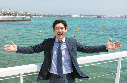 배우 설경구가 지난 25일(현지시간) 제70회 칸국제영화제가 열린 프랑스 칸 바닷가에서 두 팔을 벌린 채 환하게 웃고 있다. 최근 출연작의 흥행 부진이 이어지며 절치부심해온 그는 칸에서 자신감을 되찾았다고 말했다.