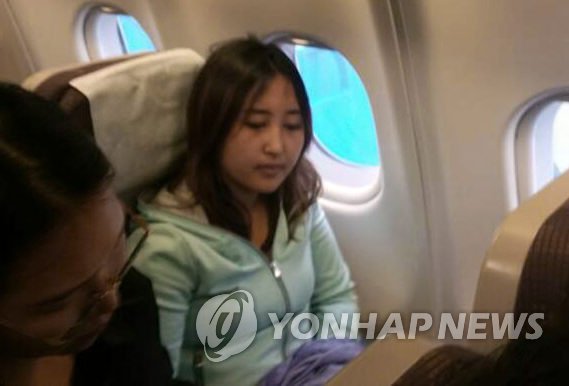 (암스테르담=연합뉴스) 덴마크에서 245일간 머물던 정유라씨가 30일 오후(현지시간) 네덜란드 암스테르담 공항에서 한국으로 향하는 대한항공 비행기에 탑승해 있다.