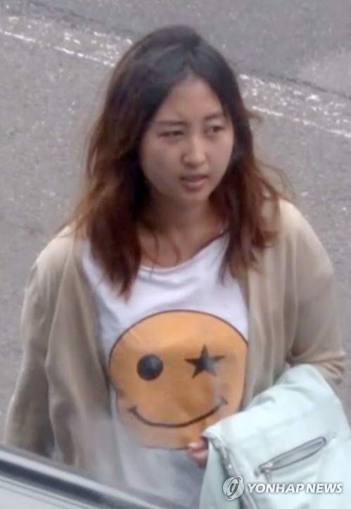 (서울=연합뉴스) 덴마크에서 머물러온 정유라씨가 30일 올보르를 출발, 항공편으로 코펜하겐 공항에 도착하고 있다. 정 씨는 코펜하겐 공항을 오후 4시25분 출발해 암스테르담 공항을 경유한 뒤 31일 오후 3시5분께 인천공항에 도착할 예정이다. [MBC 캡처=연합뉴스]