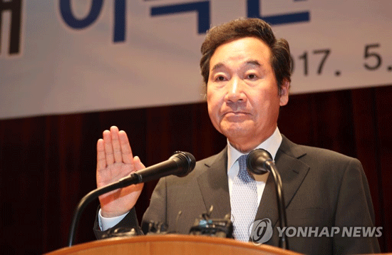(서울=연합뉴스) 이낙연 신임 국무총리가 31일 서울 세종로 정부서울청사에서 열린 취임식에서 선서를 하고 있다.