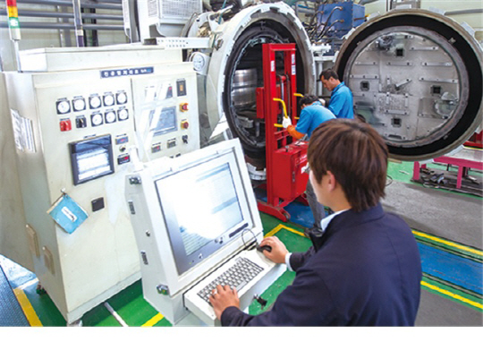 경기 화성시 우정읍의 한 금형 열처리 전문업체 직원이 자동시스템 생산공정을 모니터링하고 있다.  산업통상자원부 제공