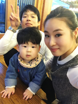 김정수(왼쪽 위), 도지민 부부가 이제는 완쾌된 상윤이와 함께 즐거운 한때를 보내고 있다.  도지민 씨 제공