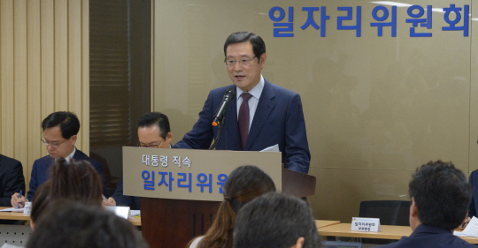 문재인 대통령이 위원장을 맡고 있는 일자리위원회의 이용섭 부위원장이 1일 오전 서울 종로구 정부서울청사 창성동 별관에서 ‘일자리 100일 계획’을 발표하고 있다.