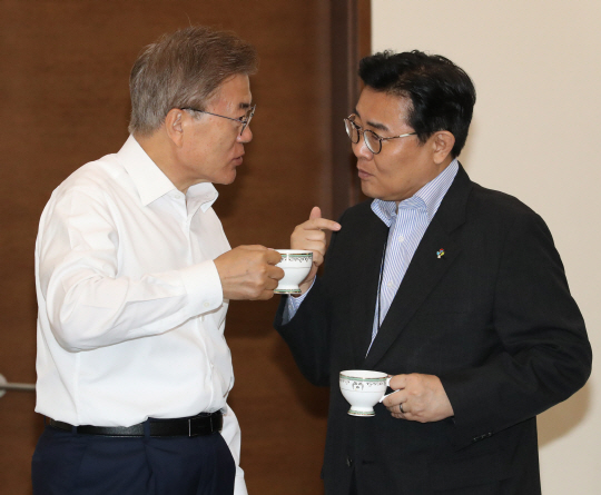 문재인 대통령이 1일 오전 청와대 여민관에서 열린 수석·보좌관 회의에서 전병헌 정무수석과 차를 마시며 이야기하고 있다.