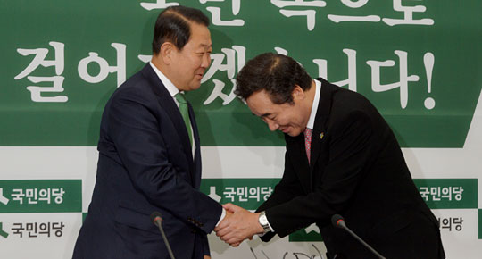 이낙연(오른쪽) 국무총리가 1일 오전 국회에서 박주선 국민의당 비상대책위원장을 예방해 악수하고 있다.