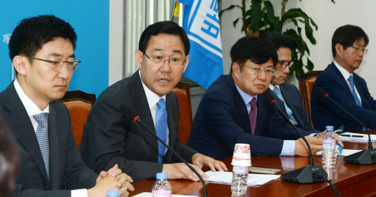 주호영(왼쪽 두 번째) 바른정당 원내대표가 1일 오전 국회에서 열린 의원전체회의에서 모두발언을 하고 있다.