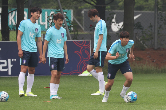 오는 14일 카타르와 2018 러시아 월드컵 최종예선 8차전을 치르는 축구대표팀의 손흥민(오른쪽부터), 기성용, 이청용, 곽태휘가  31일 파주 NFC에서 드리블 훈련을 하고 있다. 연합뉴스